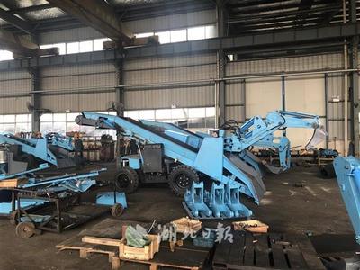 扒渣中，“扒”出小巨人——挖掘裝載機(jī)的工業(yè)力量